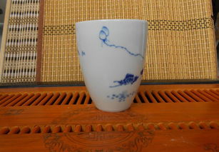 景德镇青花瓷茶杯 从手绘荷花到办公随手杯的艺术与选择